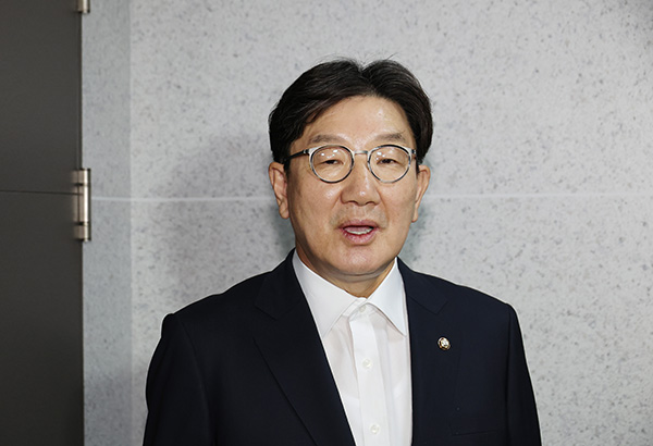 압수수색 관련 입장 밝히는 권성동 의원.