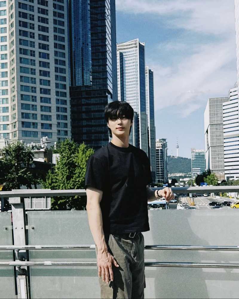 변우석, 팔뚝 핏줄까지 매력적인 비주얼…육교샷 하나로 청춘…